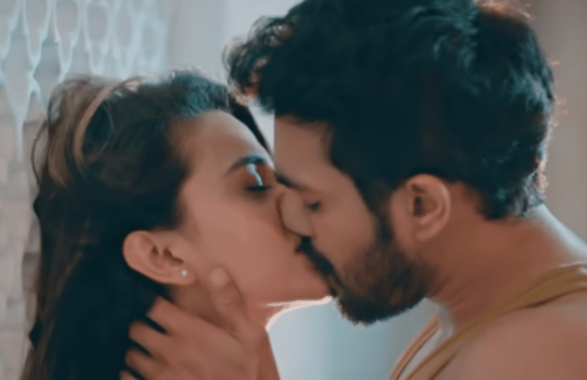 Akshara Singh kissing video with Karan Khanna